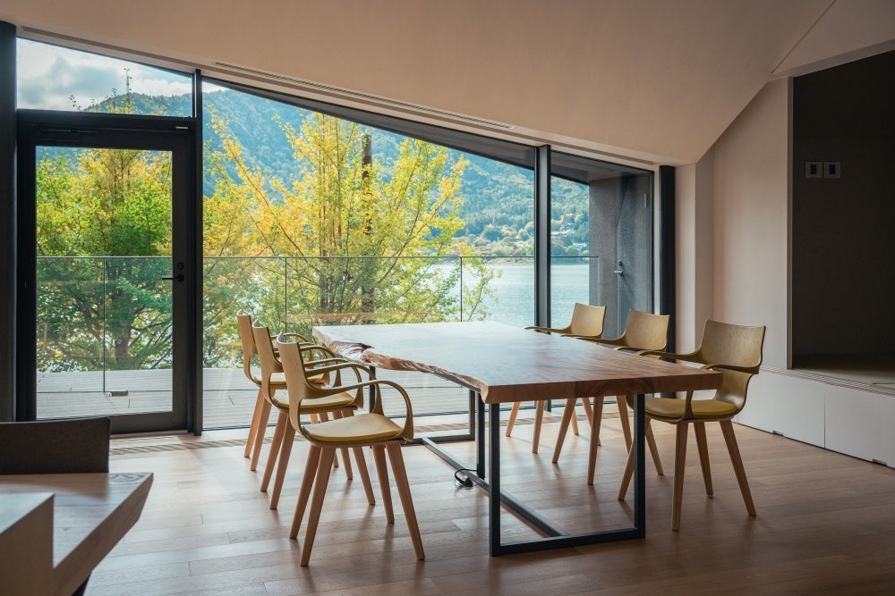 自然と調和する木の空間演出と千年家具の世界観