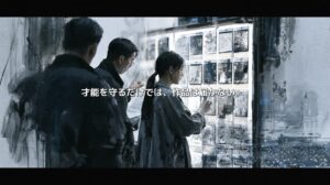 制作スタジオで絵コンテを見つめる監督とプロデューサーたち。「才能を守るだけでは、作品は届かない。」という言葉を重ねた水墨画風のイラスト