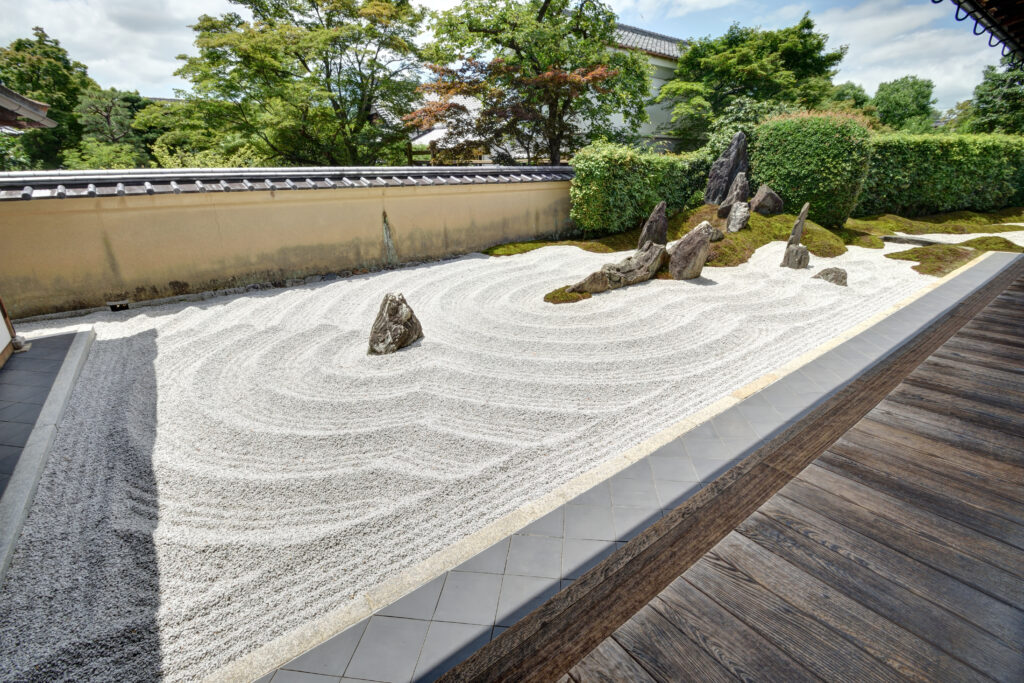 建仁寺の独坐庭。砂の波紋と石の構成が“静けさの哲学”を象徴する枯山水庭園。