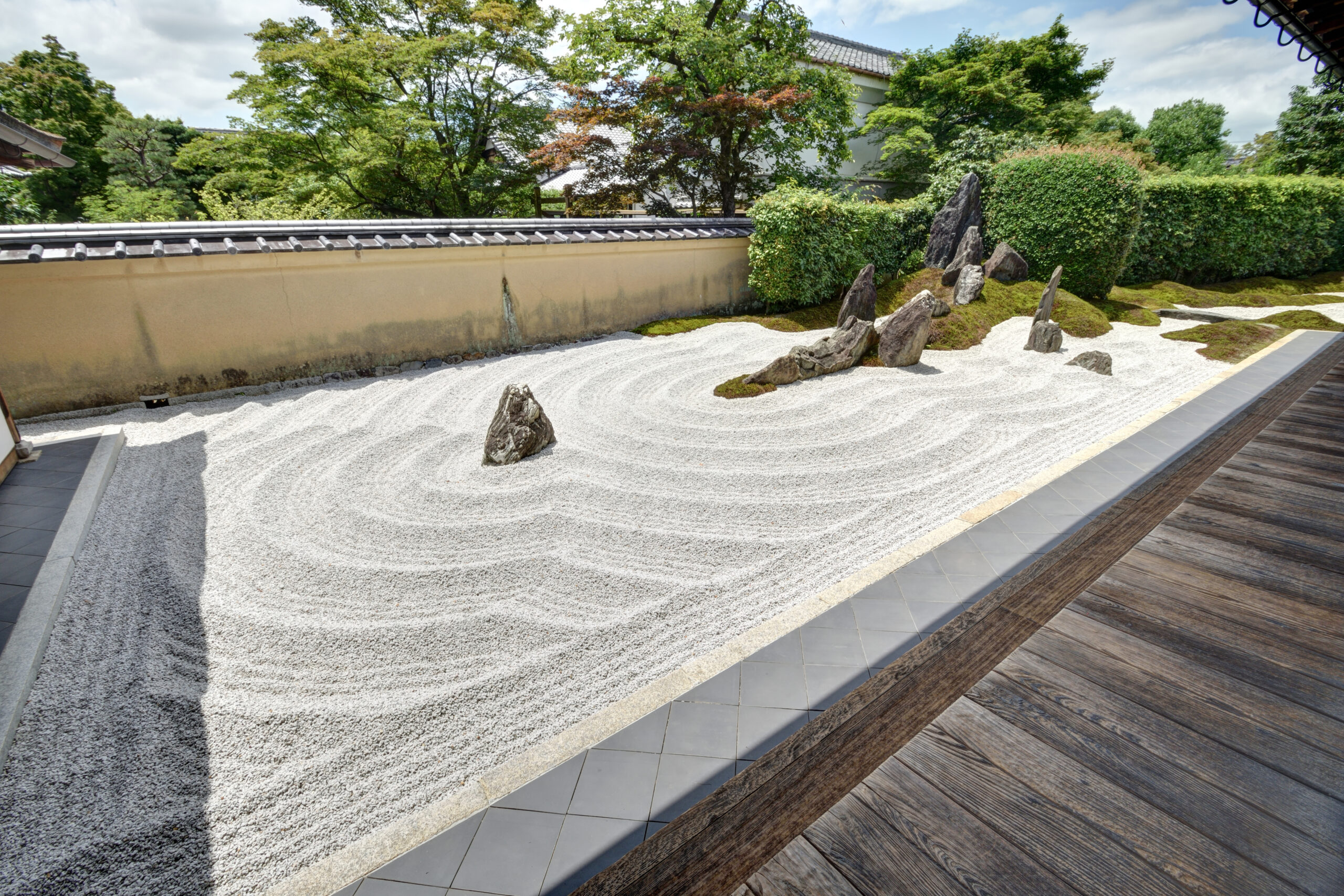 建仁寺の独坐庭。砂の波紋と石の構成が“静けさの哲学”を象徴する枯山水庭園。