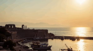 地中海沿岸の港町と古代遺跡が夕日に照らされるトルコの風景。