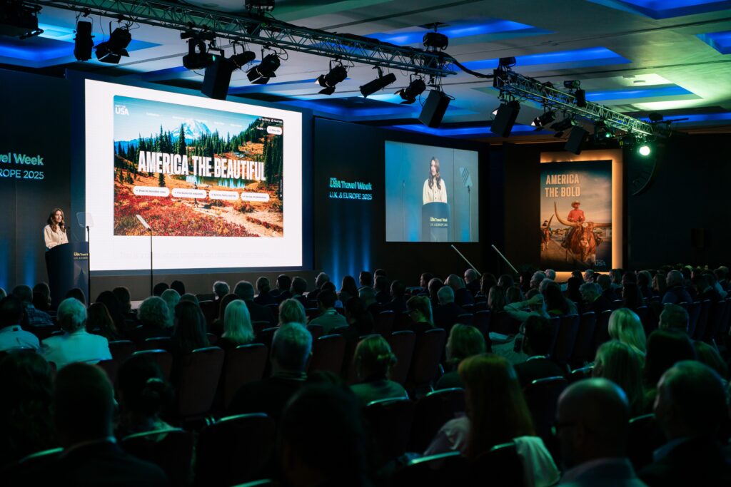 ロンドンでのBrand USA発表会場。「America the Beautiful」を紹介する大型スクリーンと満席の聴衆