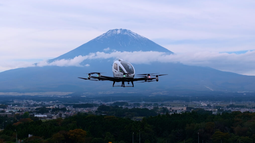 富士山を背景に飛行するAirXのeVTOL「EH216-S」──空飛ぶクルマが拓く未来のモビリティ社会。