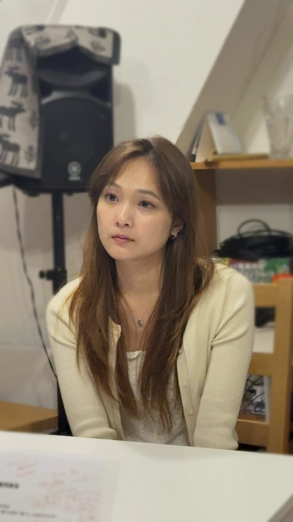 奄美への思いと島唄を世界へ伝える活動について語る成瀬茉倫さん