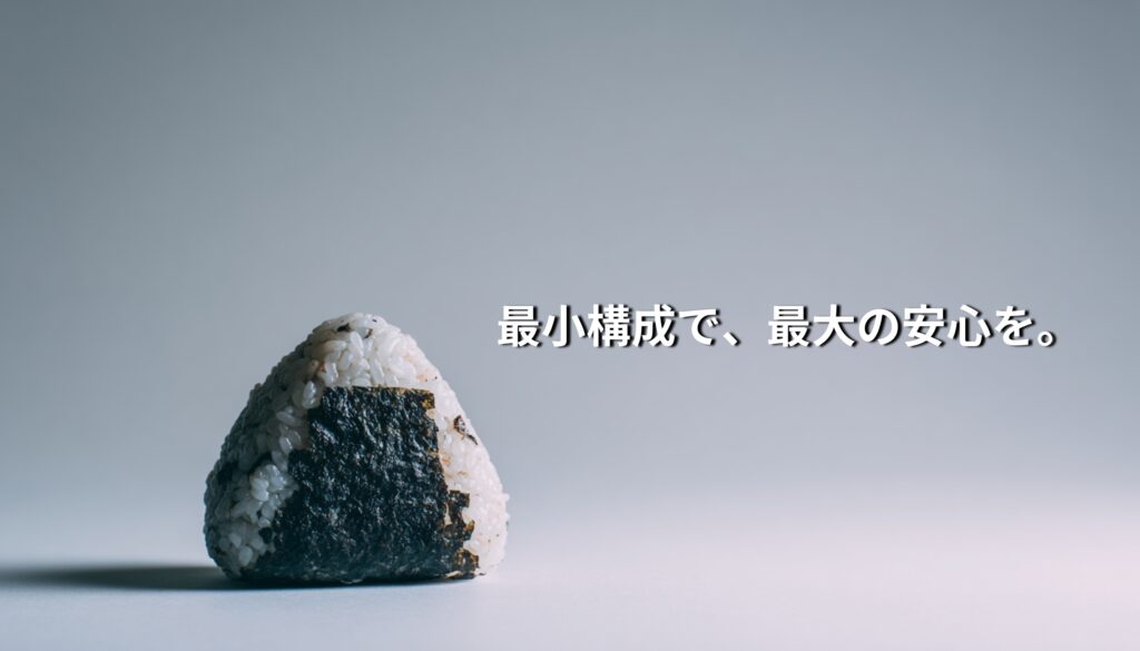 余白のある空間に置かれた一つのおにぎり。最小構成で最大の安心を象徴する日本の食文化。