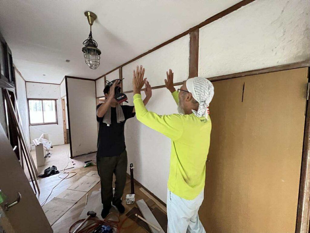 ハイタッチをするコケレンジャーと編集長