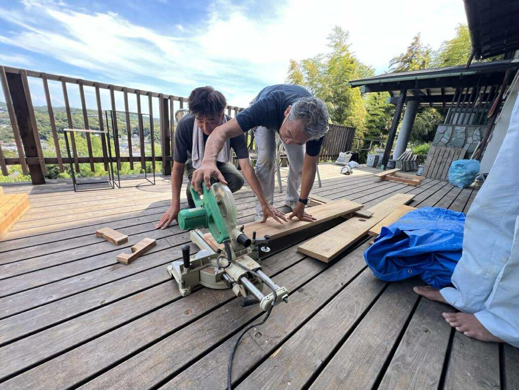 プロ大工に丸ノコの使い方を学ぶ編集長